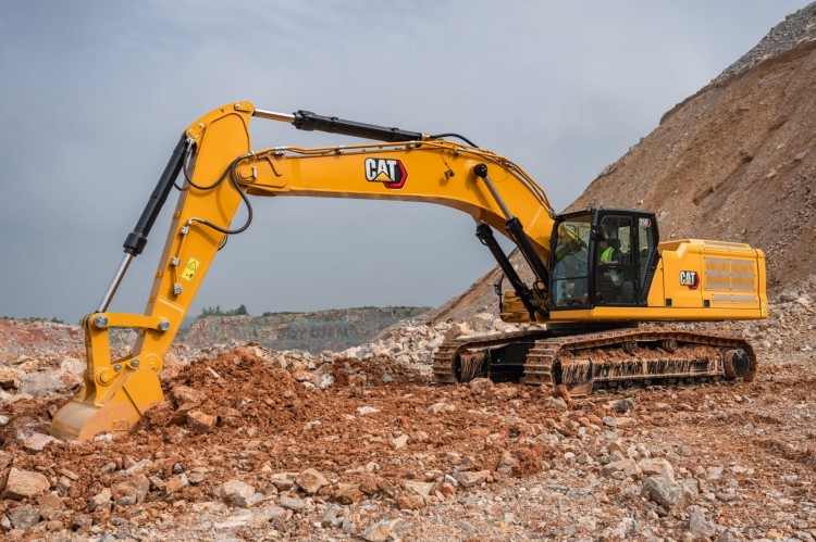 Koparka Caterpillar podczas pracy w kamieniołomie - ciężki sprzęt wymagający trwałej powłoki antykorozyjnej i farby odpornej na ścieranie