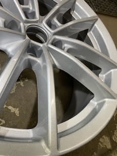 Wieloramienna felga aluminiowa, pomalowana metaliczną farbą Tikkurila Temadur 90 (baza THL).